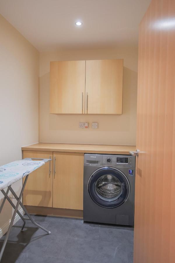 Stylish Modern Newly Built Apartment 15 Min From City Centre EDI Buitenkant foto