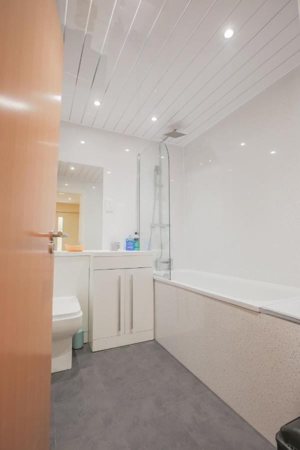 Stylish Modern Newly Built Apartment 15 Min From City Centre EDI Buitenkant foto